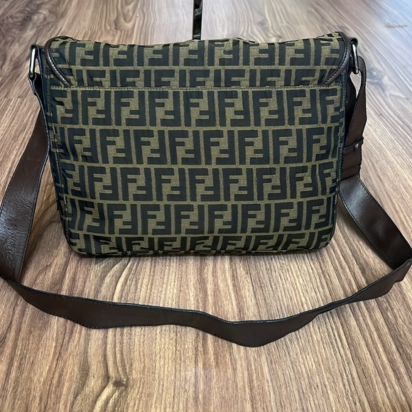 A159- ๐ฏ % authentic Fendi crossbody bag - Picture 4 of 16
